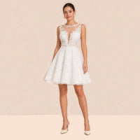 Robe courte en dentelle blanche dos nu, encolure illusion et jupe en tulle évasée