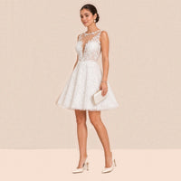 Robe courte en dentelle blanche de trois quarts, au-dessus du genou