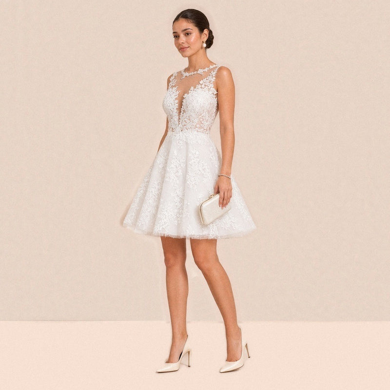 Robe courte en dentelle blanche de trois quarts, au-dessus du genou