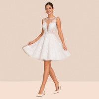 Robe courte en dentelle blanche en mouvement, jupe en tulle évasée