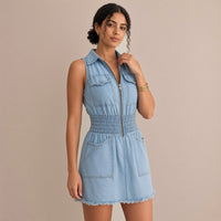 Robe en jean bleu clair zippée, plan buste – SAKIWÉ
