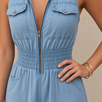 Détail du zip et des poches à rabat de la robe en jean bleu clair – SAKIWÉ