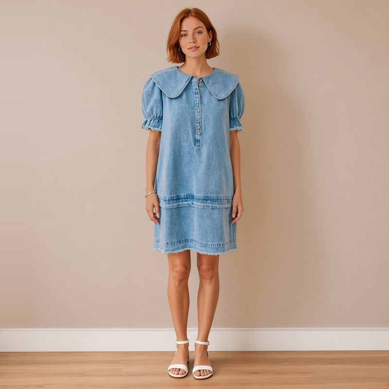 Robe courte en jean bleu délavé à grand col, vue de face – SAKIWÉ