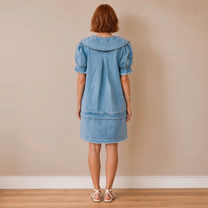 Robe en jean à grand col et pli creux, vue de dos – SAKIWÉ