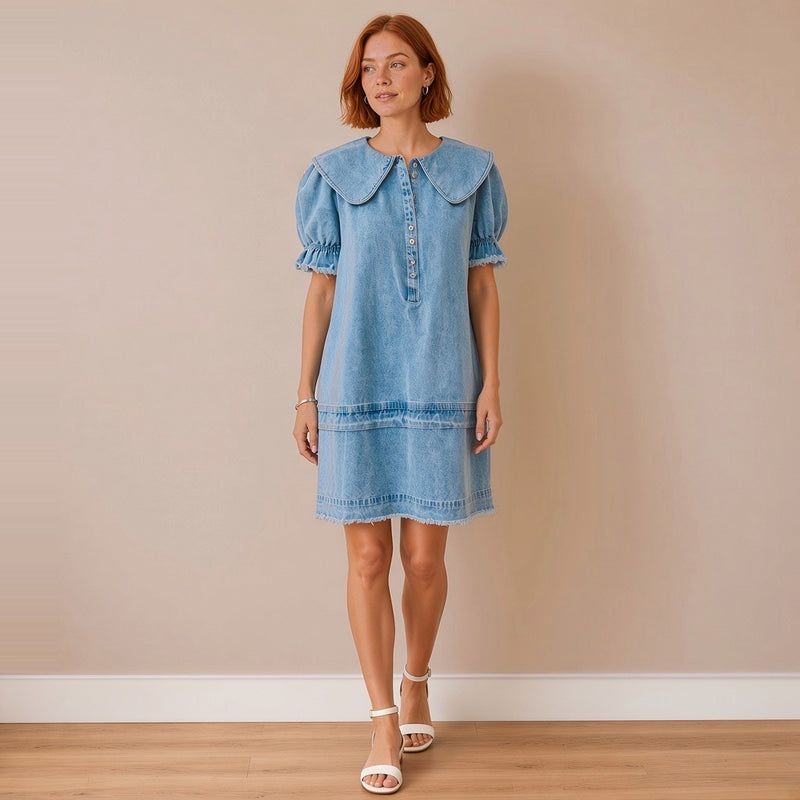 Robe courte en jean bleu délavé portée en marchant – SAKIWÉ