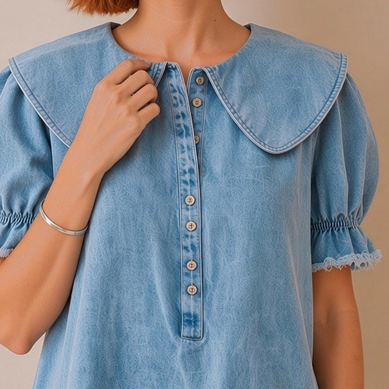 Détail du grand col et de la patte boutonnée de la robe en jean – SAKIWÉ