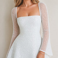 Robe courte à sequins blanche, col carré et manches en voile, détail du col et des manches – SAKIWÉ