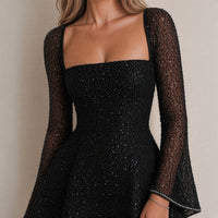 Robe courte à sequins noire, col carré et manches en voile, détail du col et des manches – SAKIWÉ