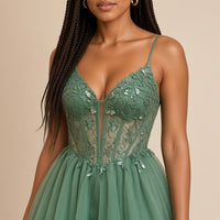 Robe courte en tulle vert sauge à bustier corset en dentelle, détail du bustier en dentelle – SAKIWÉ