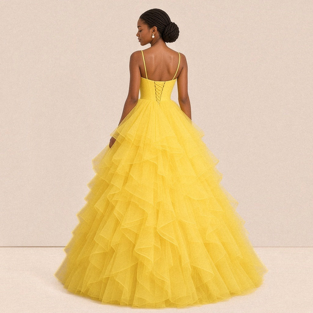 Dos de la robe de bal jaune : laçage corset au centre du dos et jupe à volants jusqu’au sol