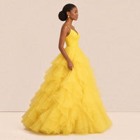 Robe de bal jaune en mouvement, vue de profil, volants de tulle superposés