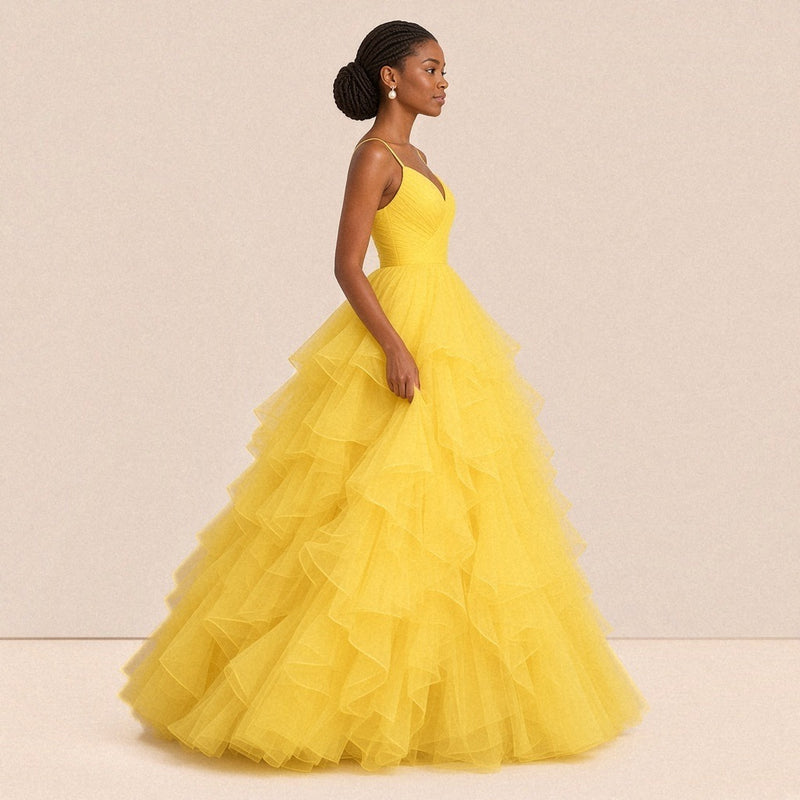 Robe de bal jaune en mouvement, vue de profil, volants de tulle superposés