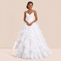 Robe de bal longue blanche en tulle à volants, portée de face, bretelles fines et buste drapé en V