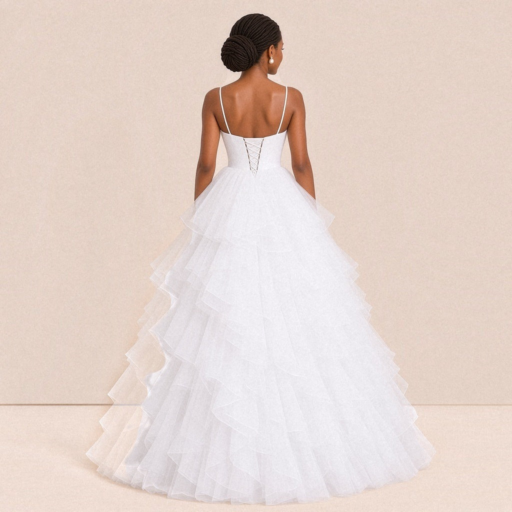 Dos de la robe de bal blanche : laçage corset au centre du dos et jupe à volants jusqu’au sol