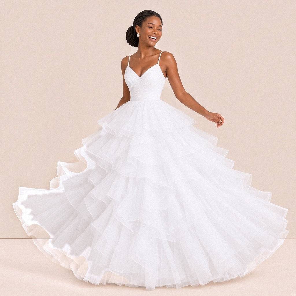 Robe de bal blanche en mouvement, jupe à volants de tulle déployée