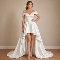 Robe de mariée asymétrique en satin à épaules dénudées, blanc, vue de face – SAKIWÉ