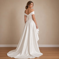 Robe de mariée asymétrique en satin à épaules dénudées, blanc, vue de dos et traîne – SAKIWÉ