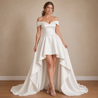 Robe de mariée asymétrique en satin à épaules dénudées, blanc, vue de trois-quarts – SAKIWÉ