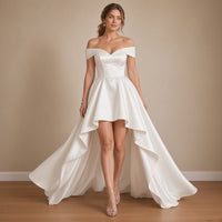 Robe de mariée asymétrique en satin à épaules dénudées, blanc, en mouvement – SAKIWÉ