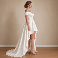 Robe de mariée asymétrique en satin à épaules dénudées, blanc, vue de profil – SAKIWÉ
