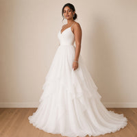 Robe de mariée longue à fines bretelles et jupe volantée, blanc, vue de trois-quarts – SAKIWÉ