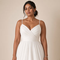 Robe de mariée longue à fines bretelles et jupe volantée, blanc, détail du buste drapé – SAKIWÉ