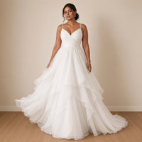 Robe de mariée longue à fines bretelles et jupe volantée, blanc, en mouvement – SAKIWÉ