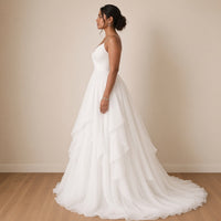 Robe de mariée longue à fines bretelles et jupe volantée, blanc, vue de profil – SAKIWÉ
