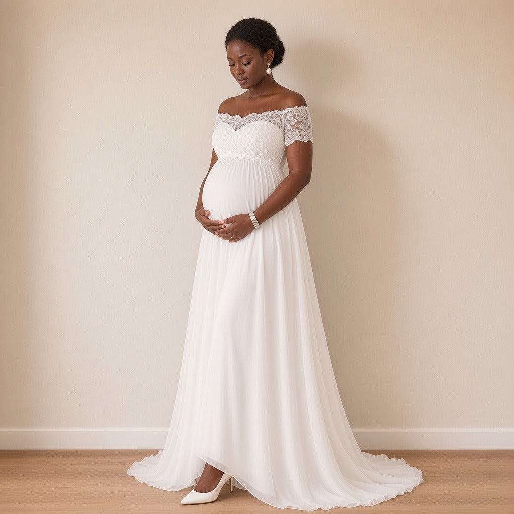 Robe de mariée de grossesse en dentelle et mousseline, blanc, vue de trois-quarts – SAKIWÉ