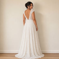 Robe de mariée longue en dentelle à col V, blanc, vue de dos en V – SAKIWÉ