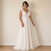 Robe de mariée longue en dentelle à col V, blanc, vue de trois-quarts – SAKIWÉ