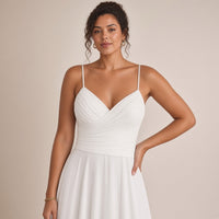 Robe de mariée longue en mousseline à fines bretelles, blanc, détail du buste drapé – SAKIWÉ