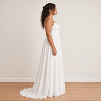 Robe de mariée longue en mousseline à fines bretelles, blanc, vue de profil – SAKIWÉ