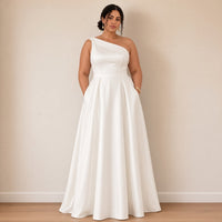 Robe de mariée longue une épaule en satin à poches, blanc, vue de face – SAKIWÉ