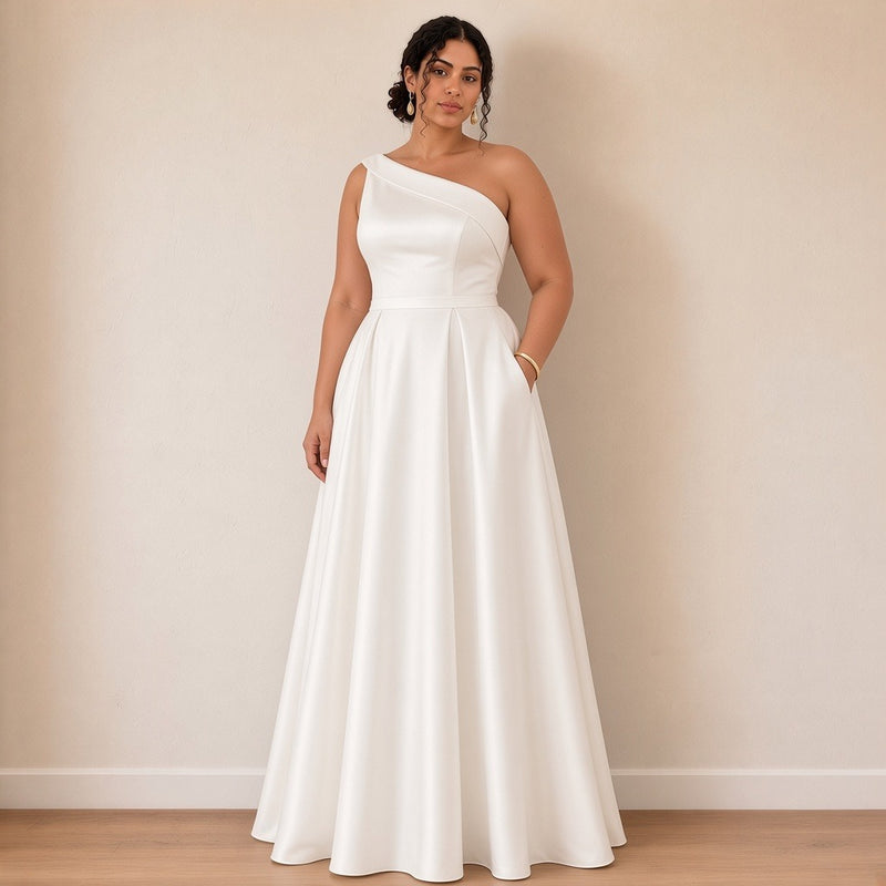 Robe de mariée longue une épaule en satin à poches, blanc, vue de trois-quarts – SAKIWÉ