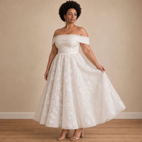 Robe de mariée mi-longue en satin et organza à fleurs 3D, blanc, vue de trois-quarts – SAKIWÉ