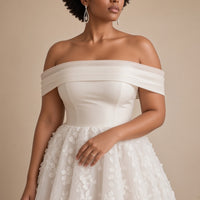 Robe de mariée mi-longue en satin et organza à fleurs 3D, blanc, détail du bustier et des fleurs – SAKIWÉ
