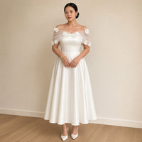 Robe de mariée mi-longue en satin à drapé de tulle fleuri, blanc, vue de face – SAKIWÉ