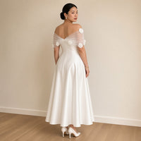 Robe de mariée mi-longue en satin à drapé de tulle fleuri, blanc, vue de dos – SAKIWÉ