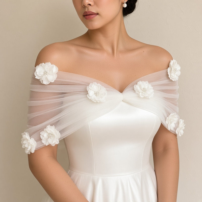 Robe de mariée mi-longue en satin à drapé de tulle fleuri, blanc, détail du tulle et des fleurs – SAKIWÉ