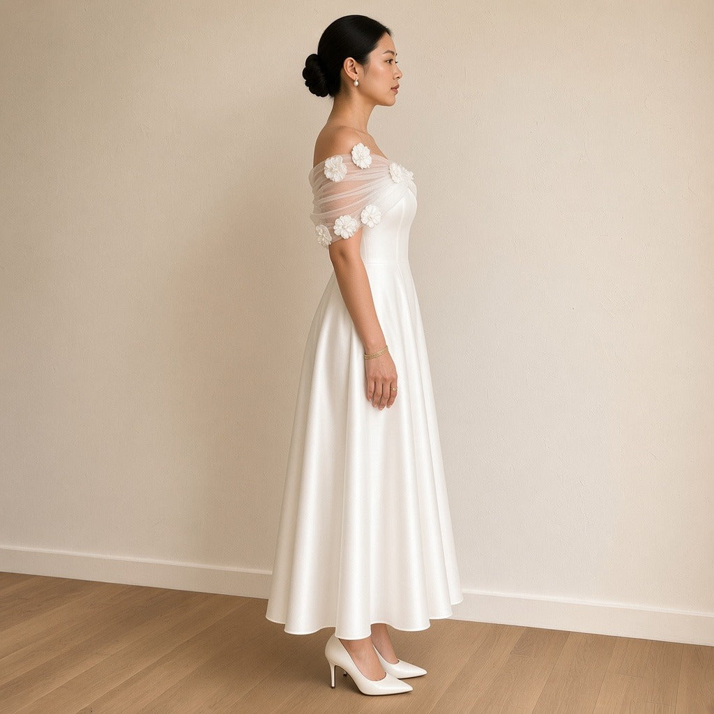 Robe de mariée mi-longue en satin à drapé de tulle fleuri, blanc, vue de profil – SAKIWÉ