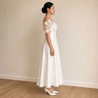 Robe de mariée mi-longue en satin à drapé de tulle fleuri, blanc, vue de profil – SAKIWÉ