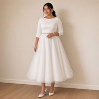 Robe de mariée mi-longue en tulle à manches trois-quarts, blanc, vue de trois-quarts – SAKIWÉ