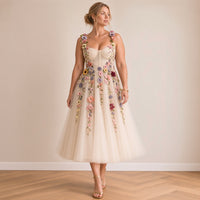 Robe de mariée midi en tulle champagne à fleurs brodées 3D, portée en marchant – SAKIWÉ