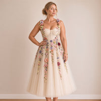 Robe de mariée midi en tulle champagne à fleurs brodées 3D, portrait jusqu’aux genoux – SAKIWÉ