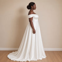 Robe de mariée en satin épaules dénudées, blanc, vue de profil – SAKIWÉ