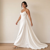 Robe de mariée en satin à fines bretelles et poches, blanc, en mouvement – SAKIWÉ