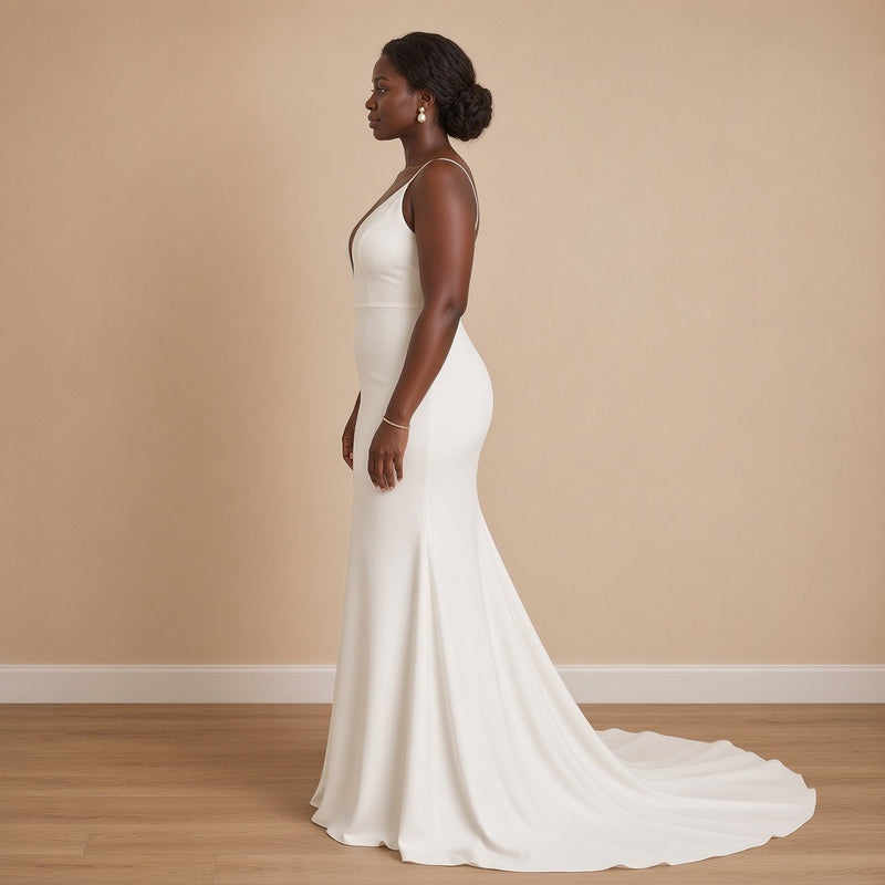 Robe de mariée sirène en crêpe à décolleté V, blanc, vue de profil et traîne – SAKIWÉ