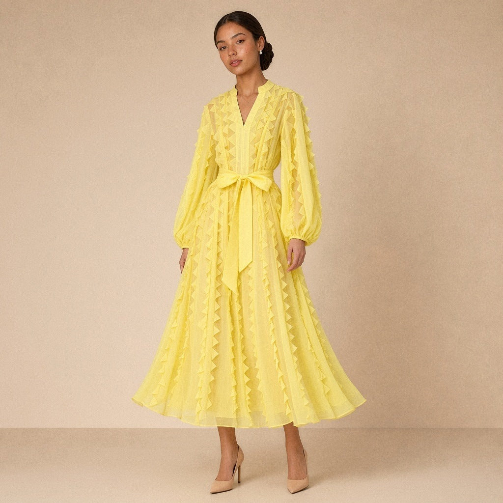 Robe fluide en voile SAKIWE jaune portée, de face