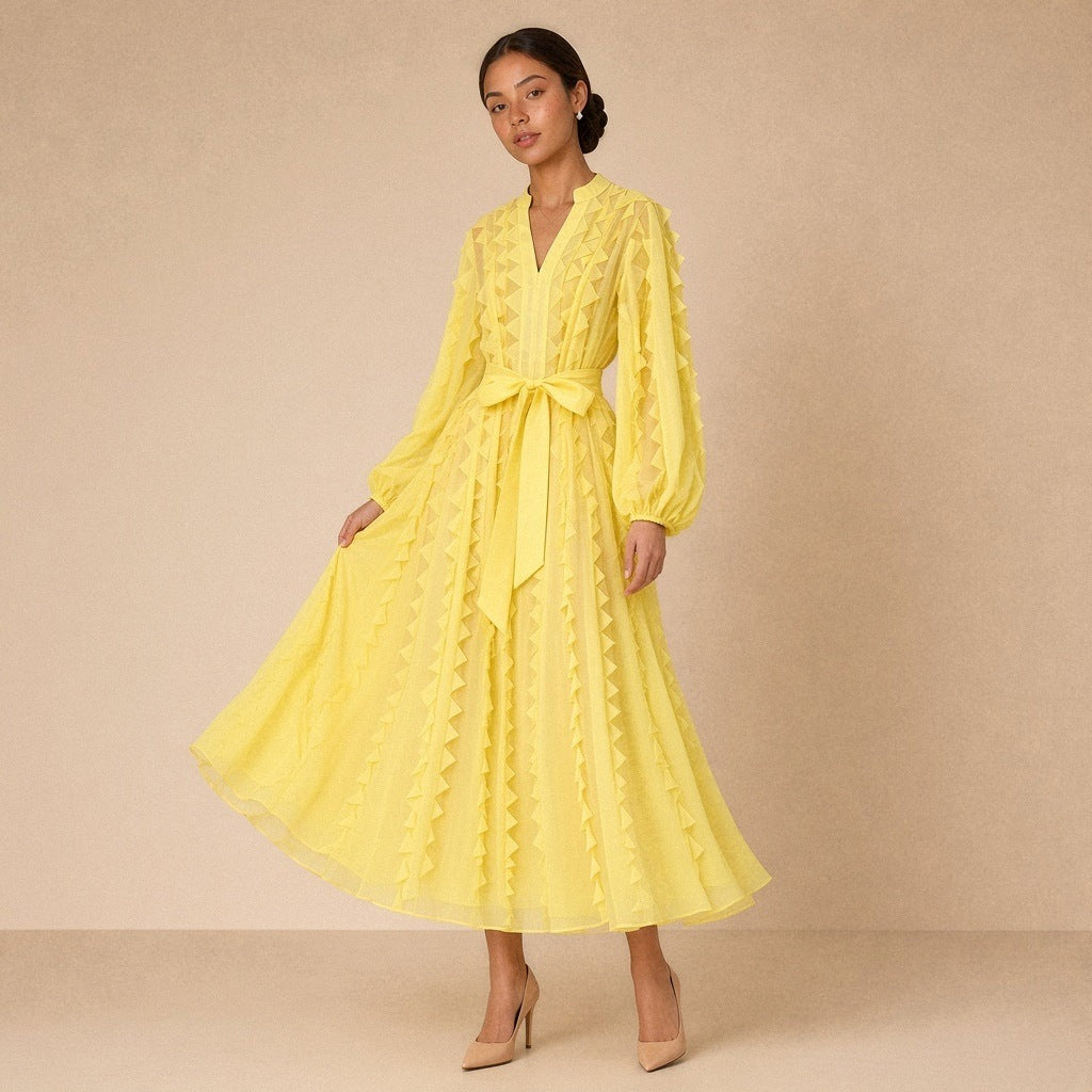 Robe fluide en voile SAKIWE jaune portée, de trois quarts